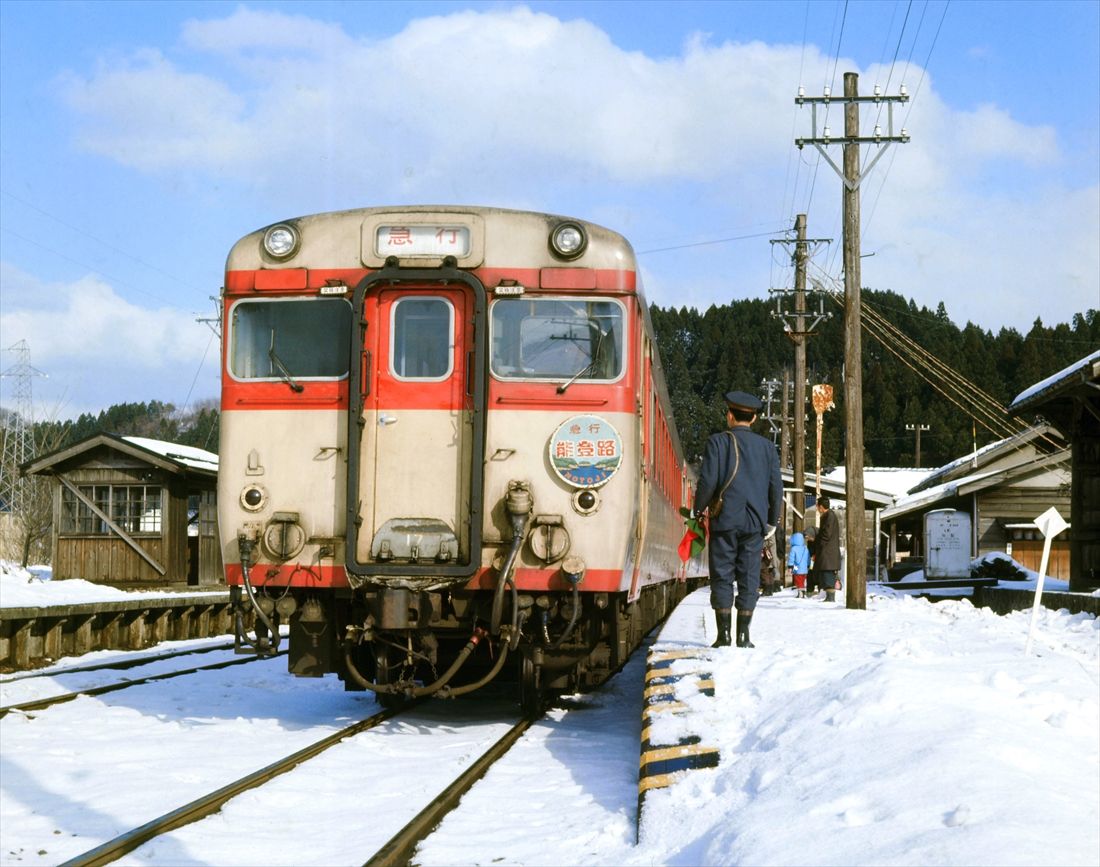 能登三井駅に停車する急行「能登路」＝1979年（撮影：南正時）