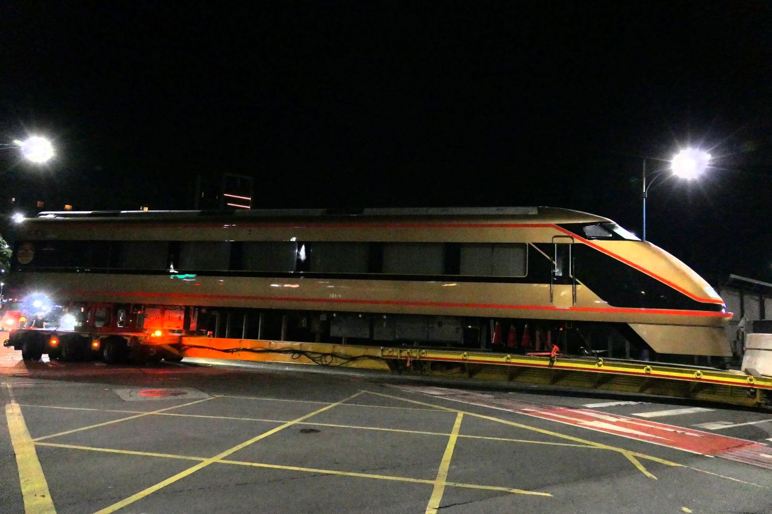 台北駅へ向けて出発するトレーラー（記者撮影）