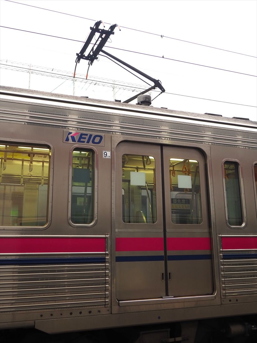 パンタグラフはシングルアーム型。登場時はひし形だった（記者撮影）