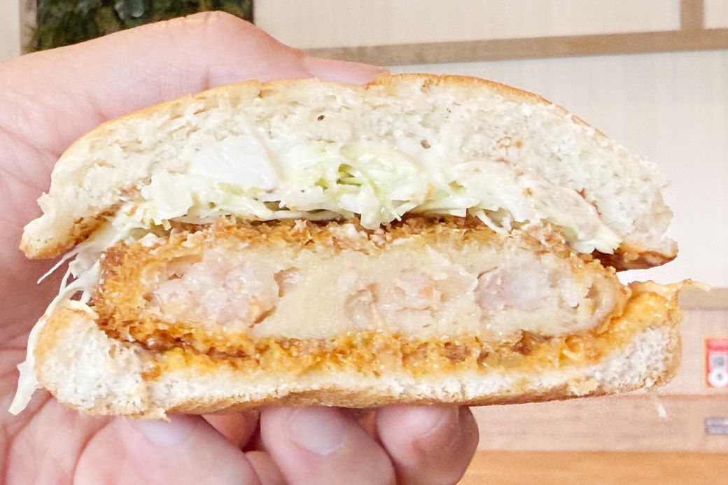 カツの中はエビがゴロゴロ入ったすり身。プリッと食感と薄衣のサックリ感のコントラストが絶妙（写真：筆者撮影）