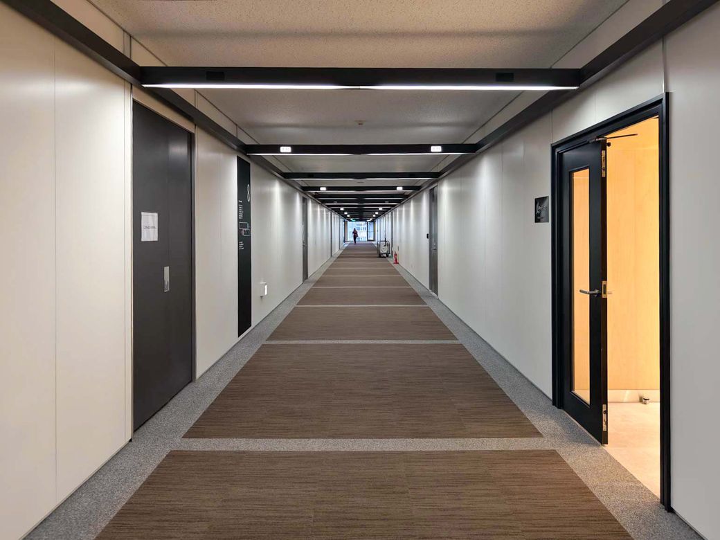 東西コアをつなぐ長い廊下。左右にオフィスが広がっている（筆者撮影）