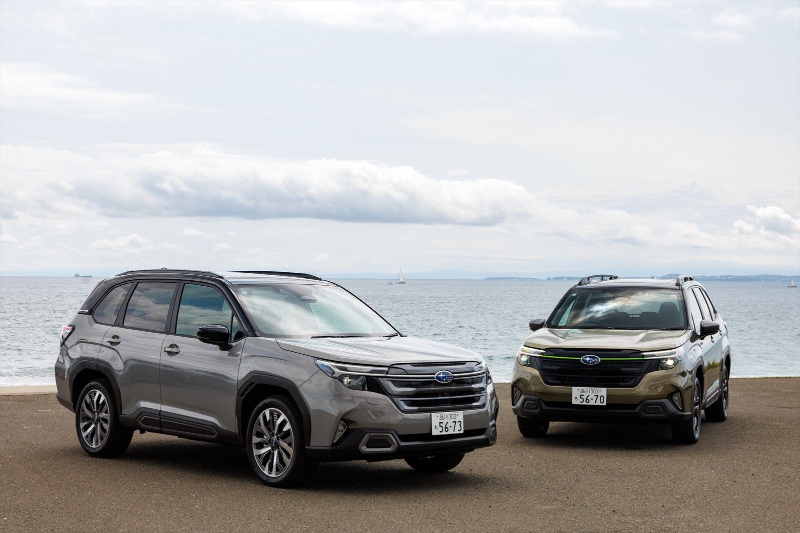 乗用車的な「Premium」（左）とラダー型ルーフレールや専用グリルでアウトドア要素の強い「X-BREAK」（写真：SUBARU）