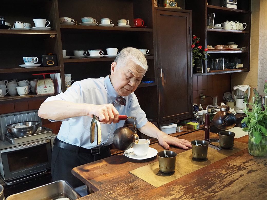サイフォンからコーヒーを注ぐ（著者撮影）