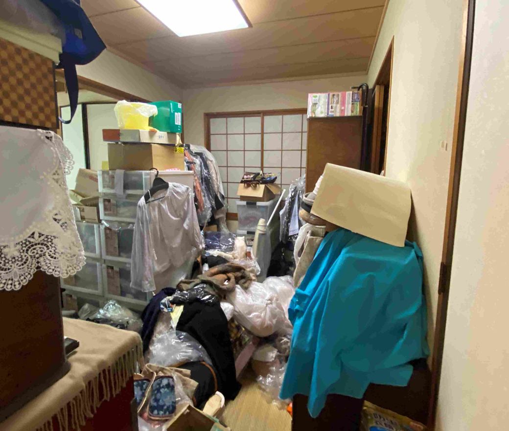 近藤さんが「空き家予防プロジェクト」で担当したお宅の、片づけ前の写真。モノがあふれかえっており、どこから手をつけていいか難しそう（写真：一般社団法人ホーム＆ライフ協会提供）