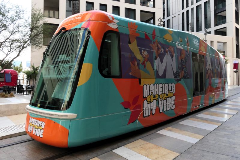 ムシェイレブトラムは世界でもまだ稀な水素電池車両（筆者撮影）