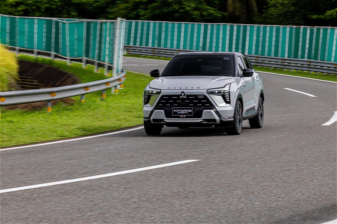 三菱の新型SUV「エクスフォースHEV」（筆者撮影）