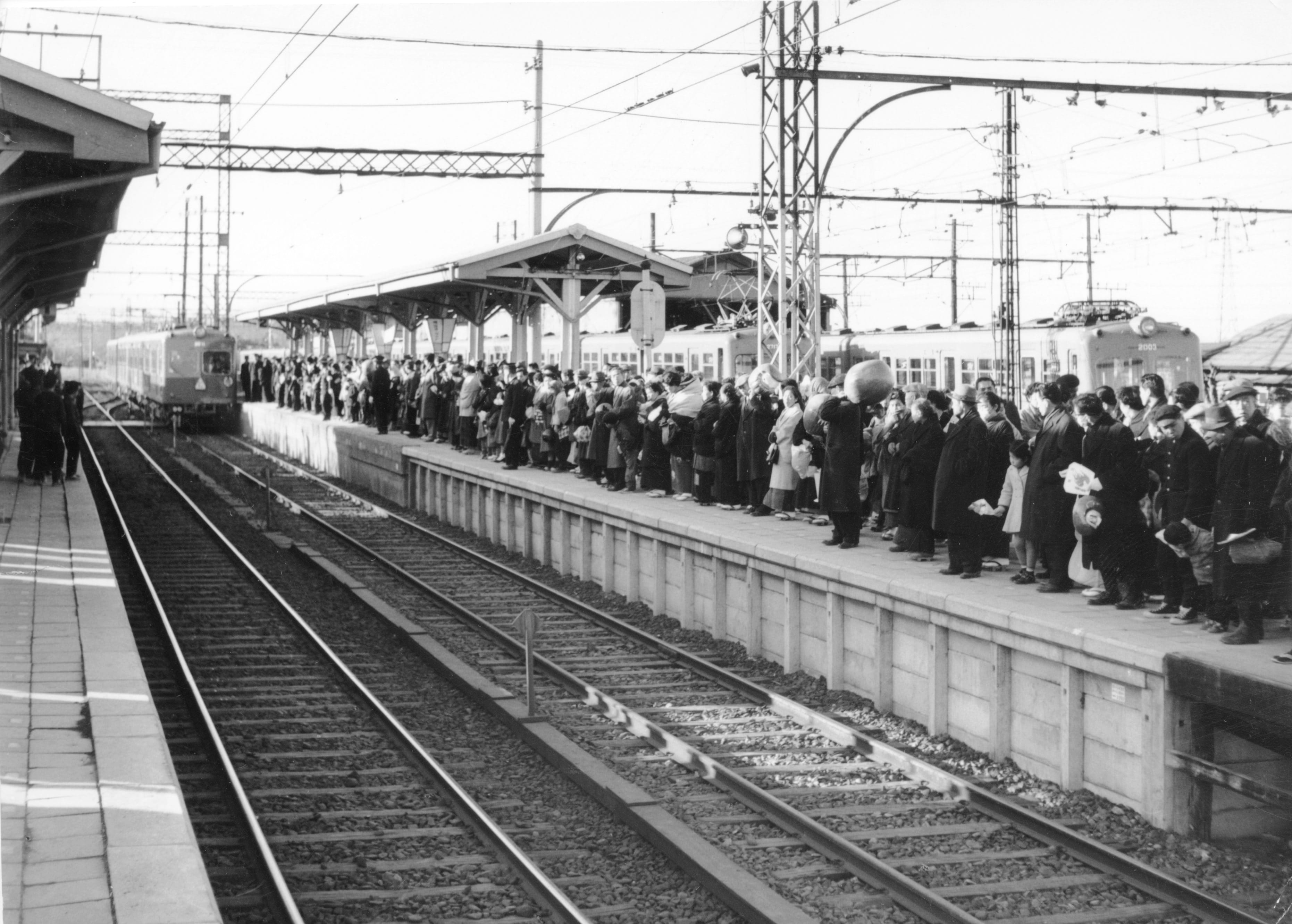 混雑する高幡不動駅のホーム。当時の京王線は最長で4両編成だった＝1960年1月28日（写真：京王電鉄）