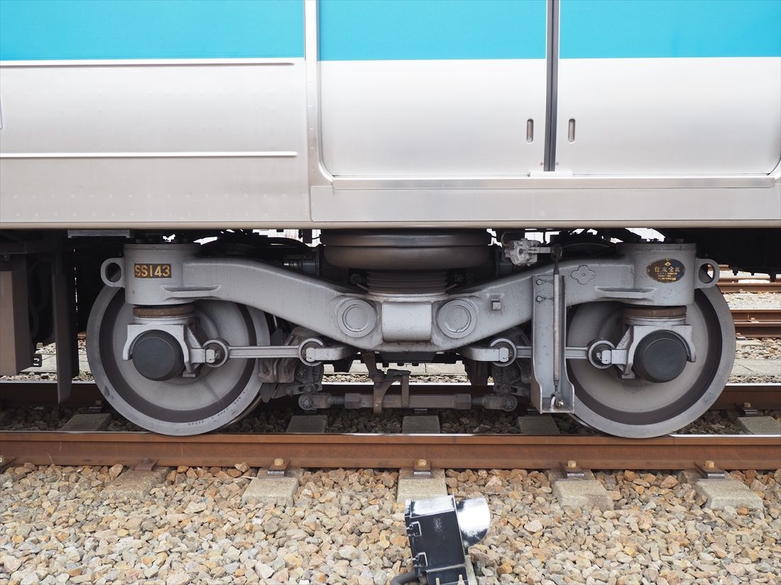 こちらはモーター付きの台車。メーカーは住友金属工業で、右側に銘板が見える（記者撮影）