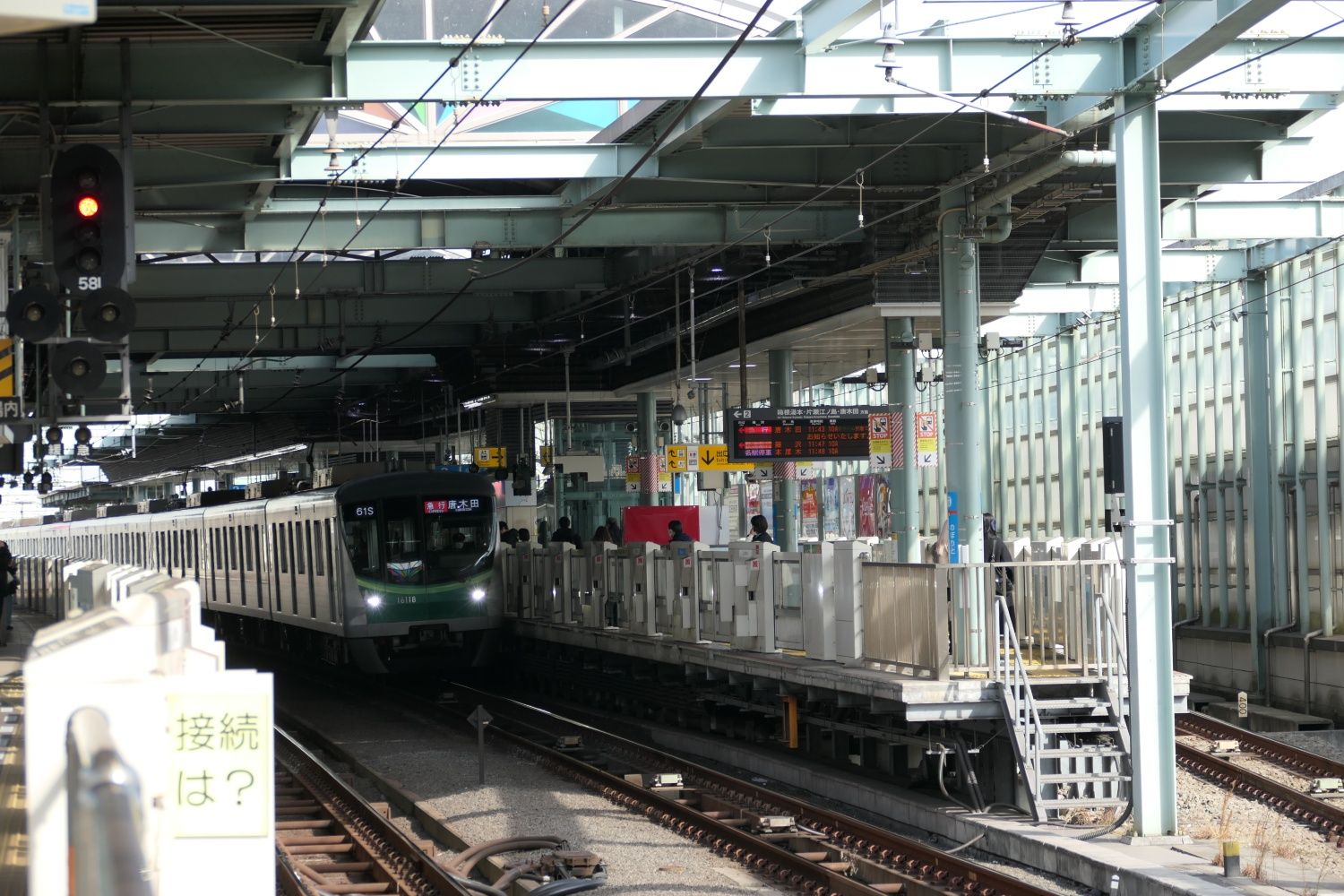 上り線ホームの小田原方から見た下り線ホームと下り急行電車（記者撮影）