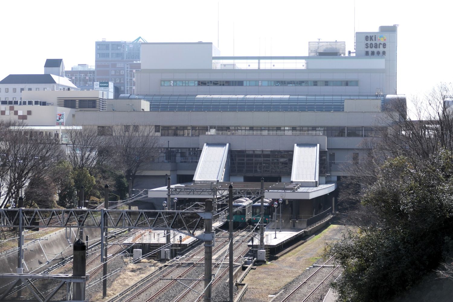北側から見た西神中央駅（編集部撮影）