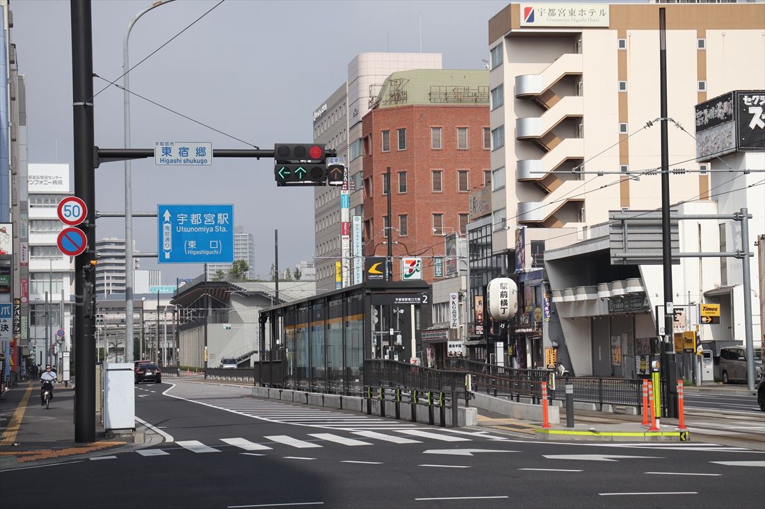 宇都宮駅東口停留場の次の東宿郷停留場。信号機は路面電車用の矢印信号が併設されている（筆者撮影）