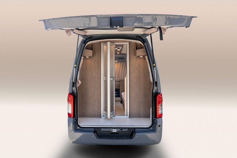 日産キャラバンをベースにしたレクビィの新型キャンピングカー「レクビィ プラスリビン」（写真：レクビィ）