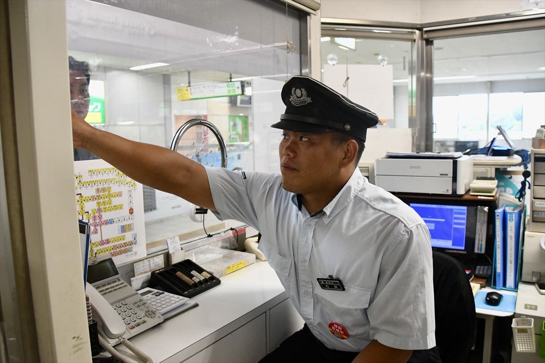 生駒駅の駅員として勤務する松田選手（記者撮影）