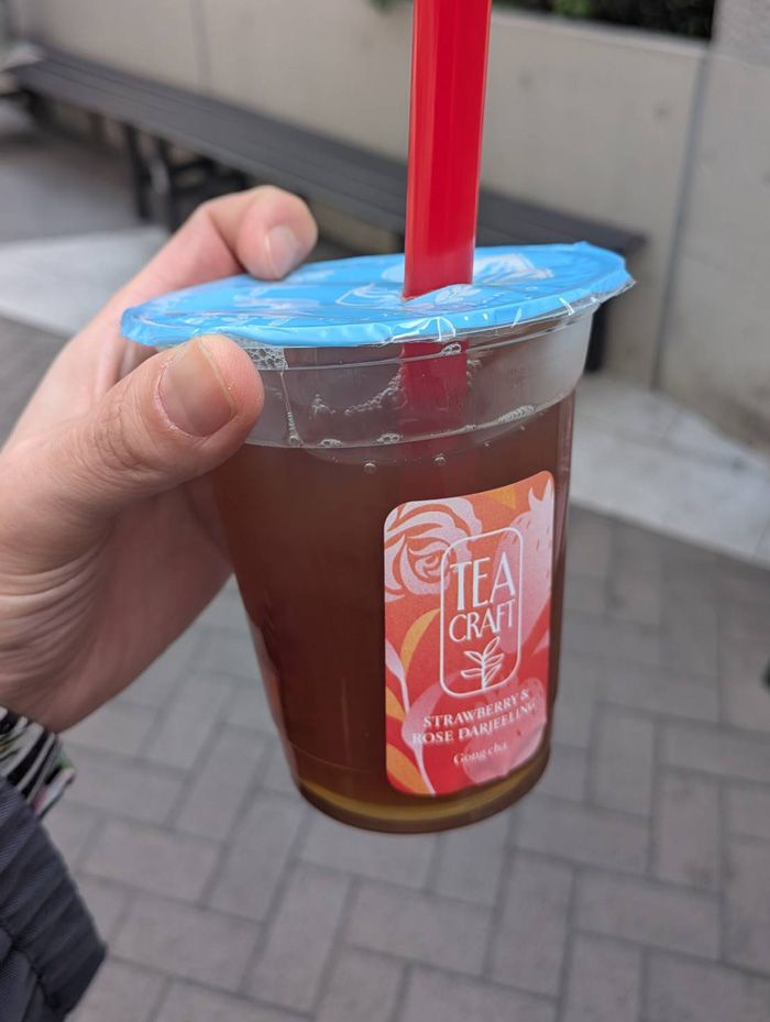 後日、トッピングなしのストレート、かつシロップなしで飲んでみたがやや苦さが強く感じられた。少し甘さやミルクが入ることで、イチゴとローズの輪郭がよりはっきりする印象だ（筆者撮影）