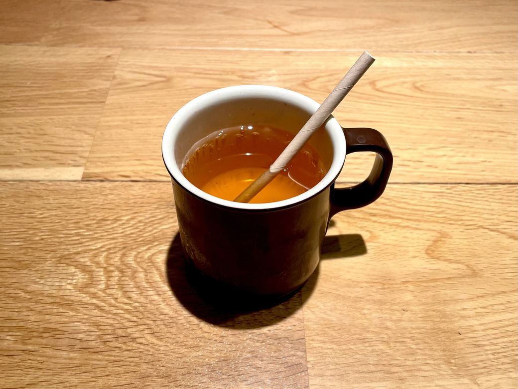 キッズ用のアップルジュース（220円）。ストローは紙製（写真：筆者撮影）