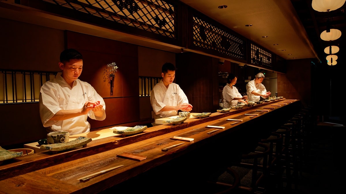 「鮨処 一石三鳥」は高級店と遜色のない内装で、特別な食体験ができる（写真：Human Qreate 提供）