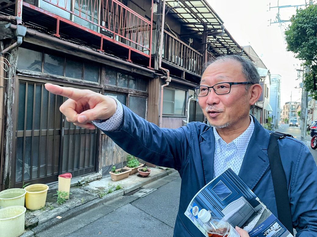 越後三人男が建てた長屋の説明をする深井輝久さん（筆者撮影）