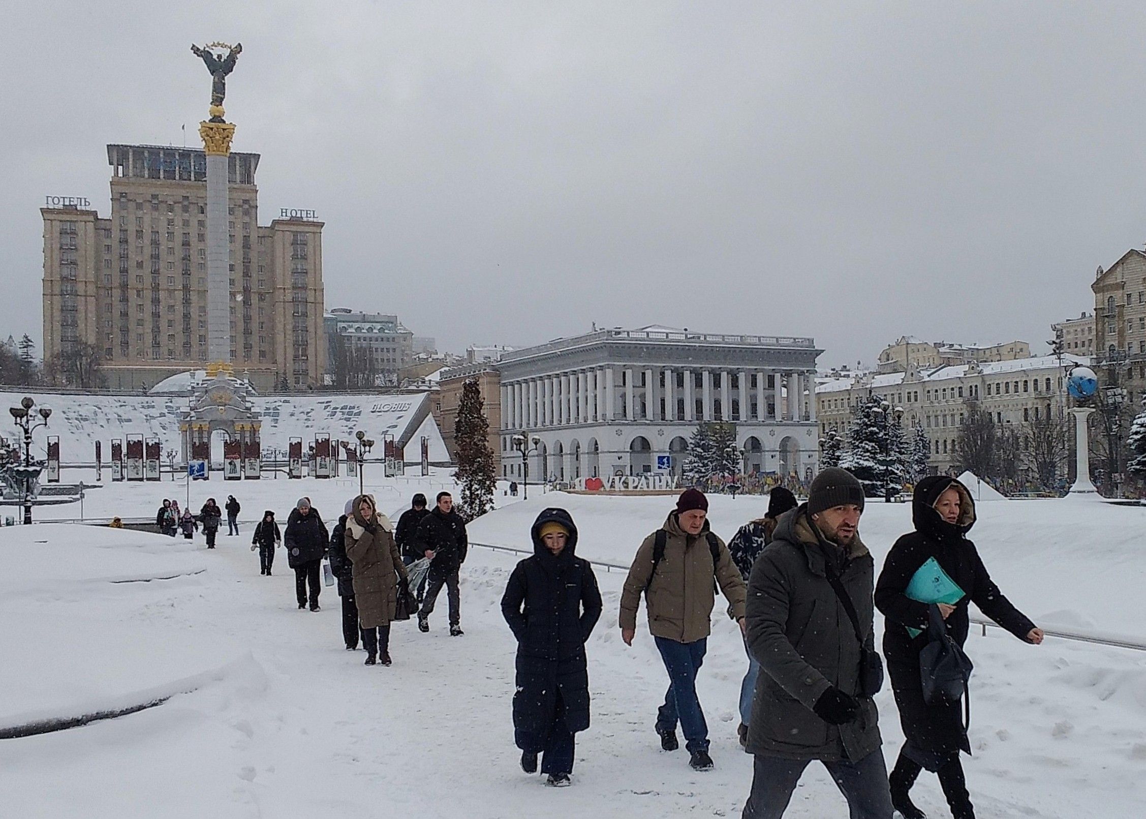 雪の朝、職場に向かうキーウの人々（2月16日撮影：中坪央暁）