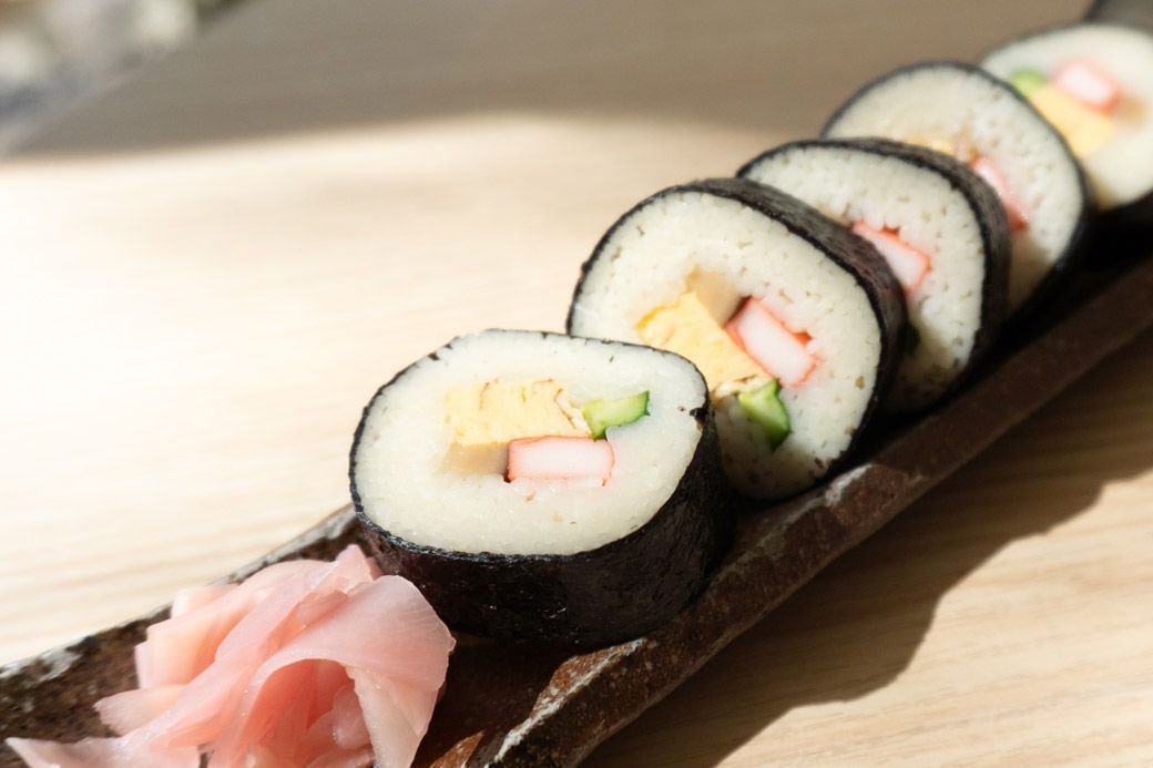 そうめん巻き寿司8巻（460円・2025年7月時点の価格）。口にいれると、程よく寿司酢で味付けされた揖保乃糸がほろほろとほどける。米よりあっさり食べられ、箸が進む逸品（筆者撮影）
