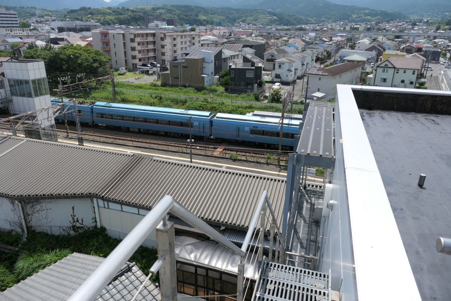 足柄乗務所の外階段から見た足柄駅（記者撮影）