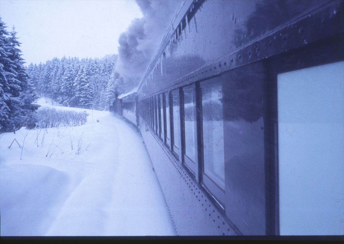 雪の中、塩狩峠を走る客車からの車窓風景（撮影：南正時）