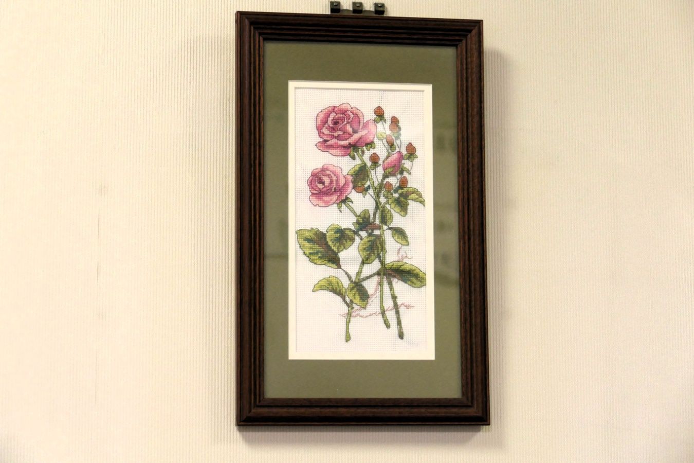 駅長の母の手による刺しゅう作品（記者撮影）