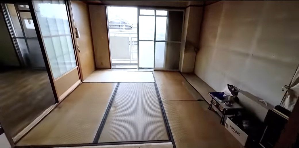 ベランダのゴミもすべて処分した（画像：「イーブイ片付けチャンネル」より）