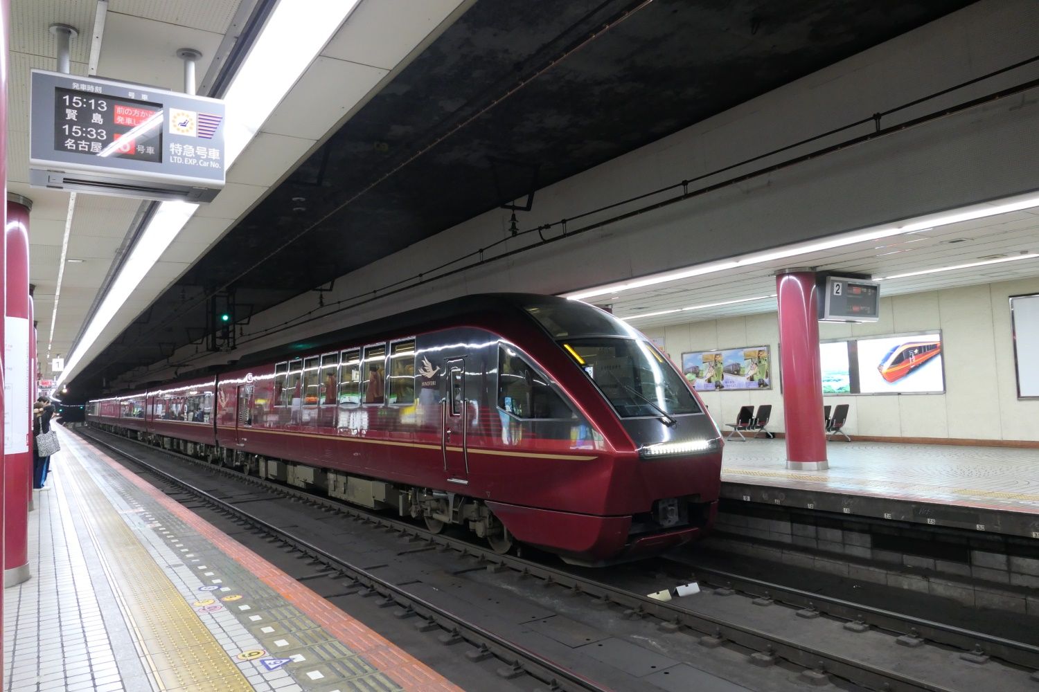 大阪上本町駅　地下ホーム