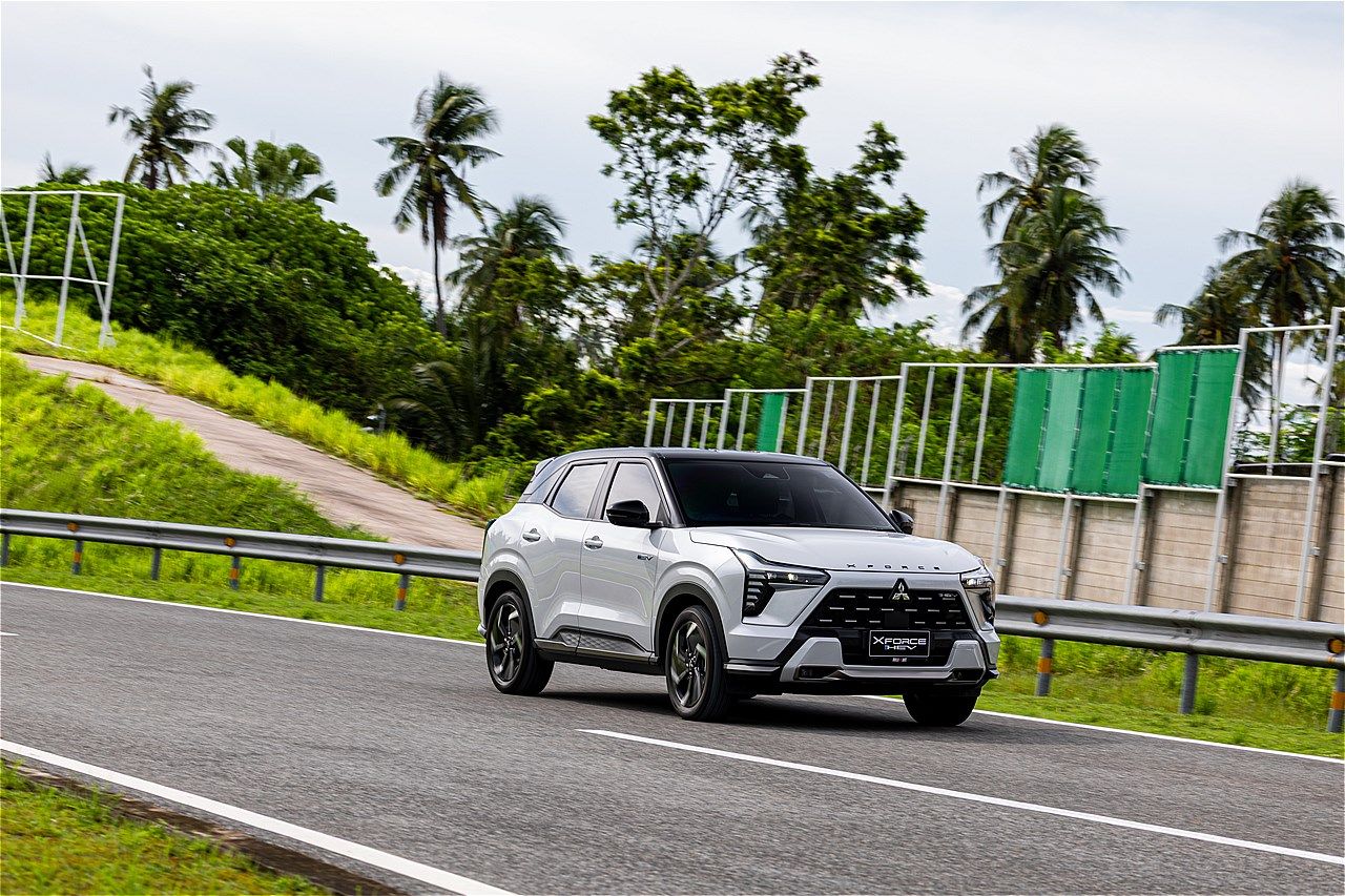 三菱の新型SUV「エクスフォースHEV」（筆者撮影）