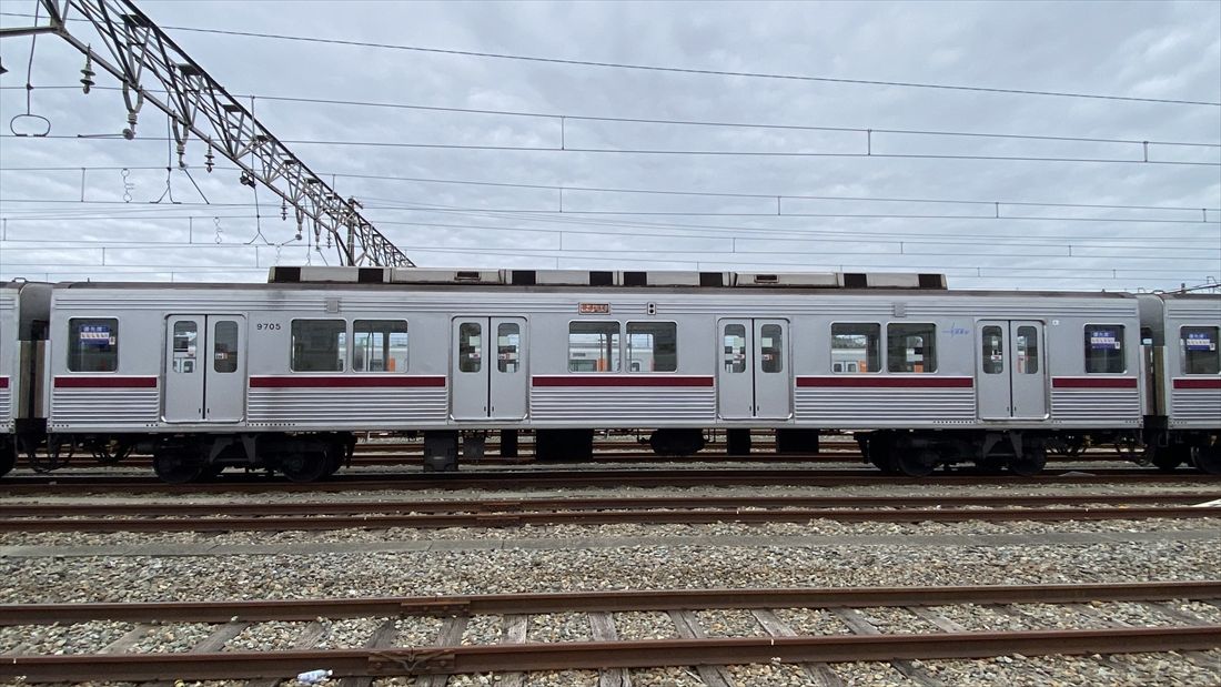中間車両（サハ9705）の側面（記者撮影）