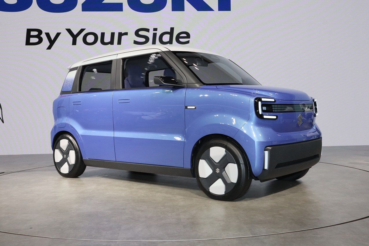 スズキ「ビジョンe-スカイ」（筆者撮影）