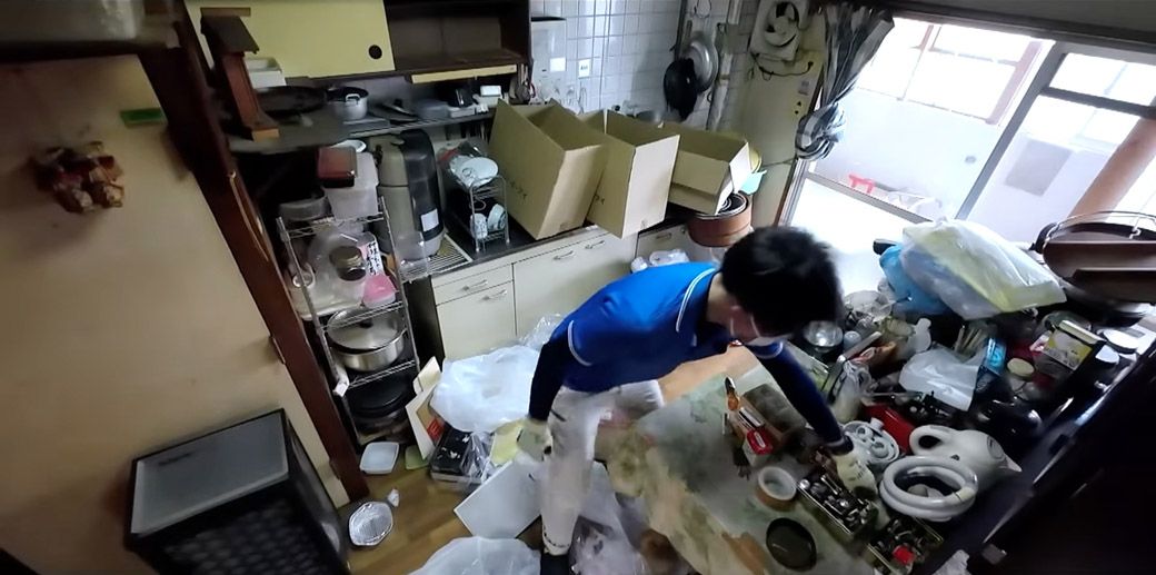 台所を片付けるスタッフ（画像：「イーブイ片付けチャンネル」より）
