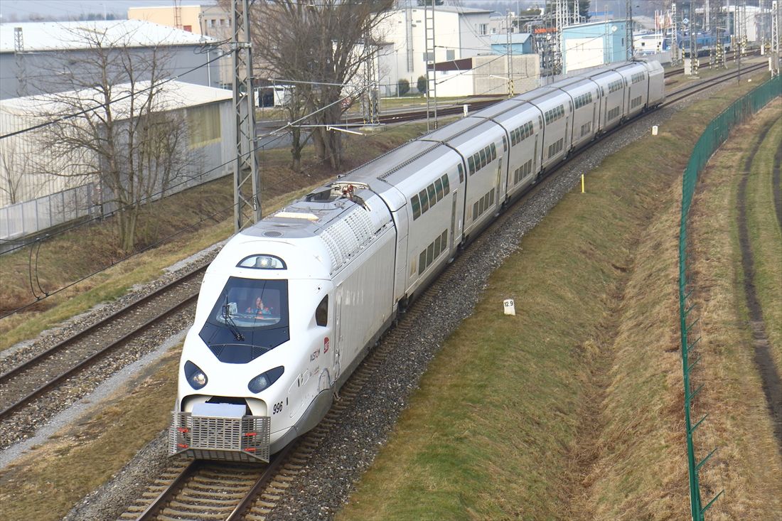 チェコのヴェリムにある試験センターでテスト走行する「アヴェリア・ホライズン」（撮影：橋爪智之）