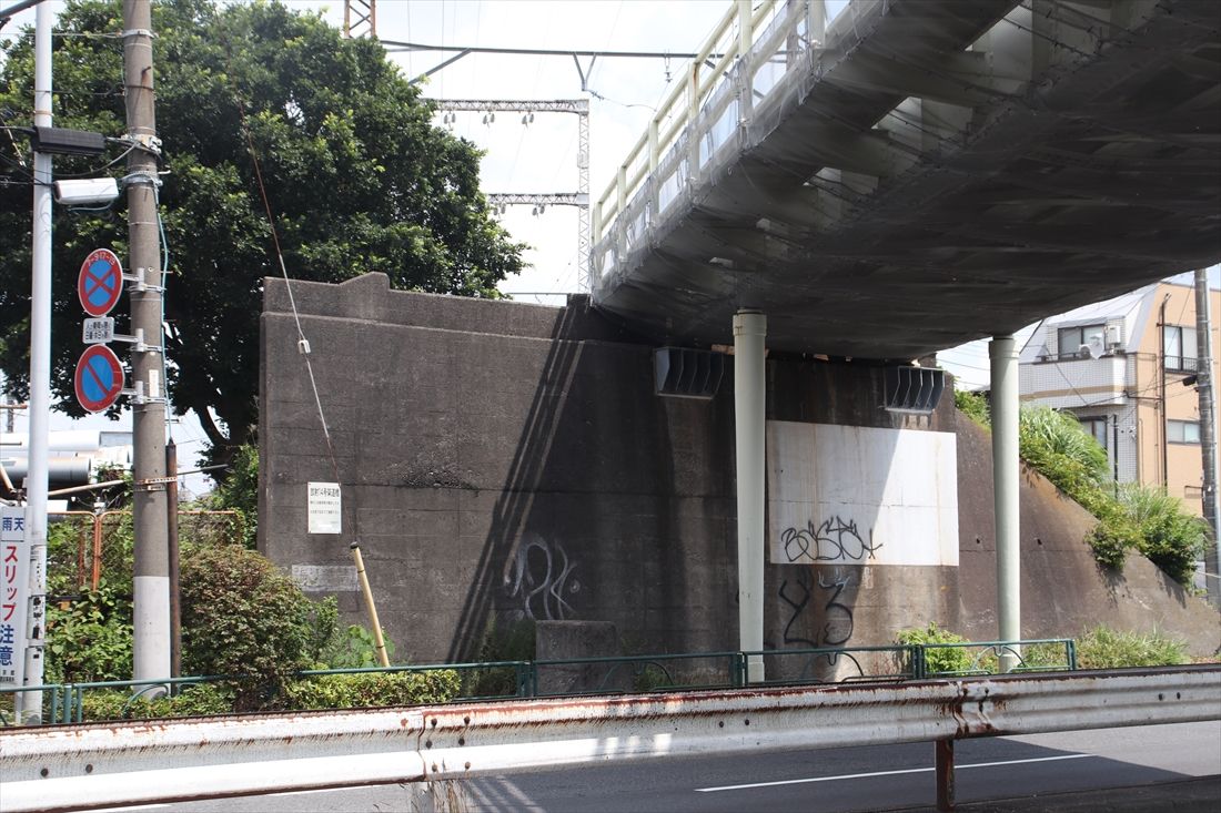 架道橋の橋台は2線分あるが橋桁がかかっているのは東側の1線だけ（筆者撮影）