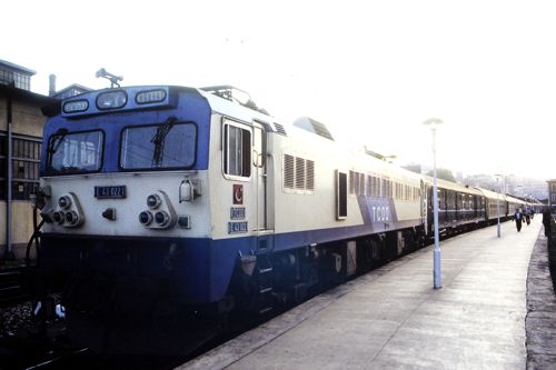 トルコの日本製機関車がブルガリアなどの客車を引く国際夜行列車（1991年 筆者撮影）