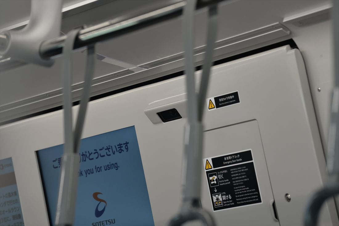 ドア上に設置した防犯カメラ（撮影：大澤誠）