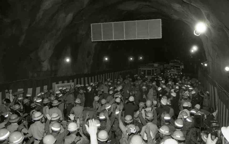 北神急行電鉄のトンネル工事＝1984年8月9日（神戸市提供）