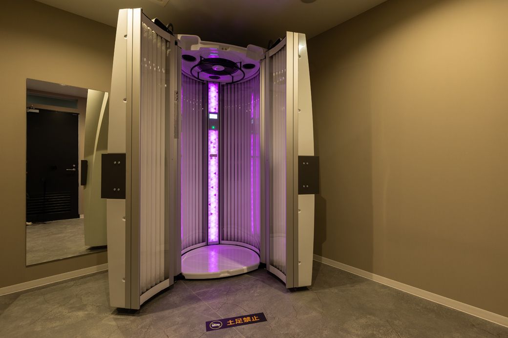 日焼けができるタンニングマシン。大会に向けて肌を焼きたいボディビルダーに好評だ（写真：フィットイージー提供）