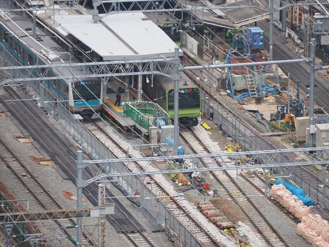 線路切り換え工事前の田町駅。左側の電車が京浜東北線南行、右が山手線外回り（記者撮影）