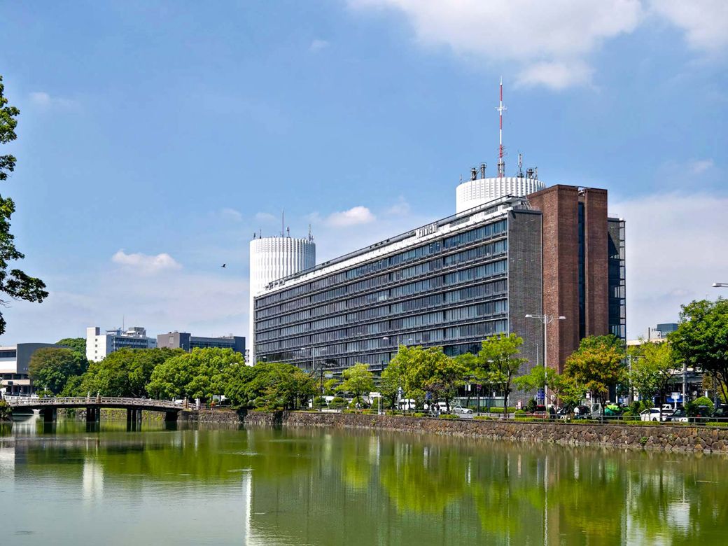 その名の通り、皇居の平川門に面して建つパレスサイドビル（筆者撮影）