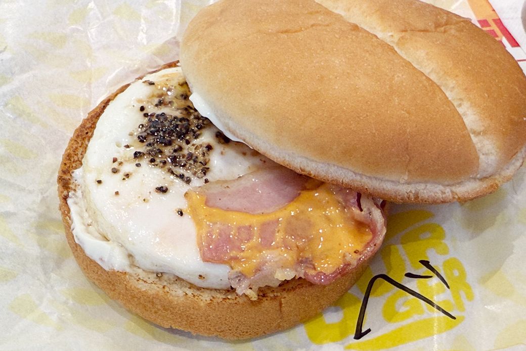 ベーコンエッグサンド290円は、朝メニューの定番をパンで挟んで食べる感覚（写真：筆者撮影）