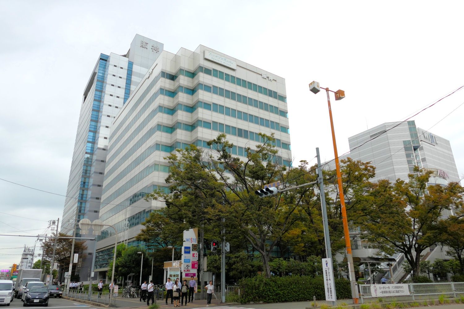 野田駅の駅前には現在、阪神電車の本社がある（編集部撮影）