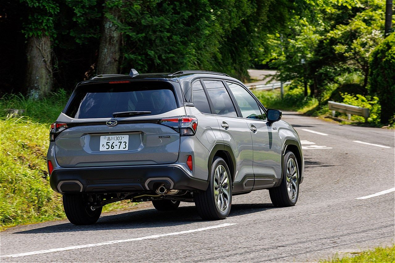 スバルの新型「フォレスター Premium S:HEV EX」（写真：SUBARU）