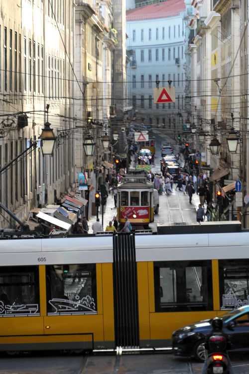 リスボン中心街で新型車両路線と旧型車両路線が交差（筆者撮影）