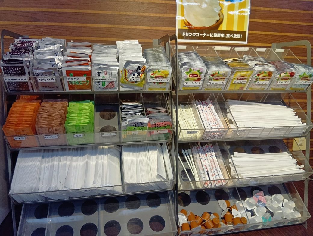 たくさんの紅茶があると思ったら、粉末タイプの豚汁やお吸い物など、紅茶以外のレパートリーも多彩だった（筆者撮影）