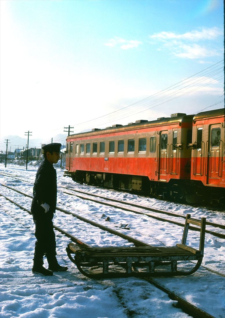 夕張線清水沢駅に停車するキハ22形と駅員（撮影：南正時）