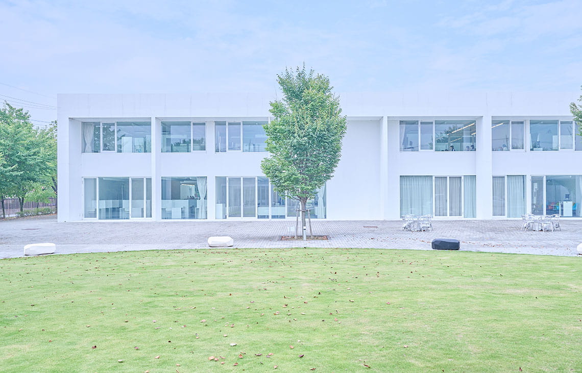 学生の主体的な学びを創造する「LEARNING COMMONS」を備えた校舎「KYOAI COMMONS」（写真：共愛学園前橋国際大学提供）