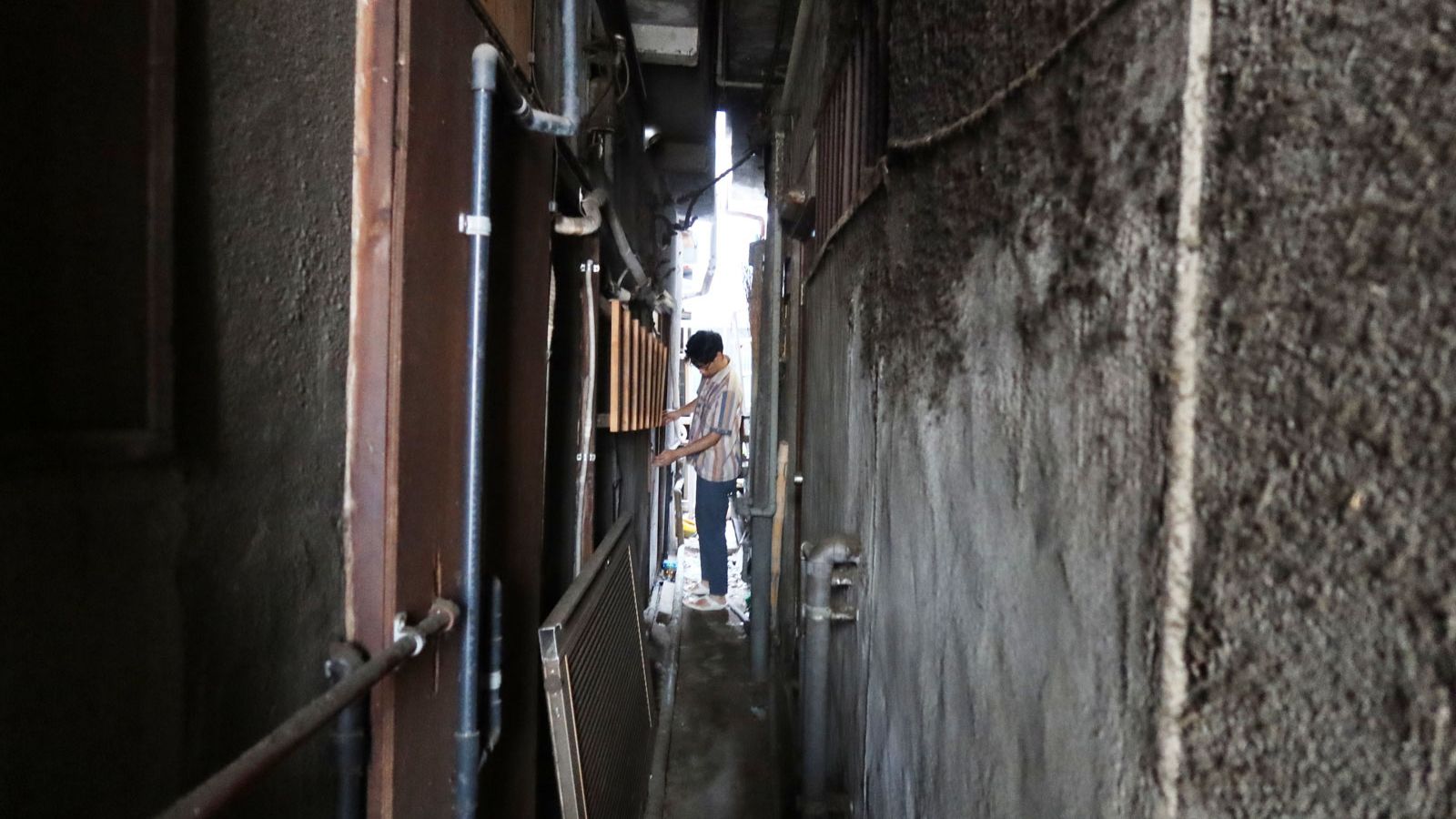 「つたや」の隣にある建物