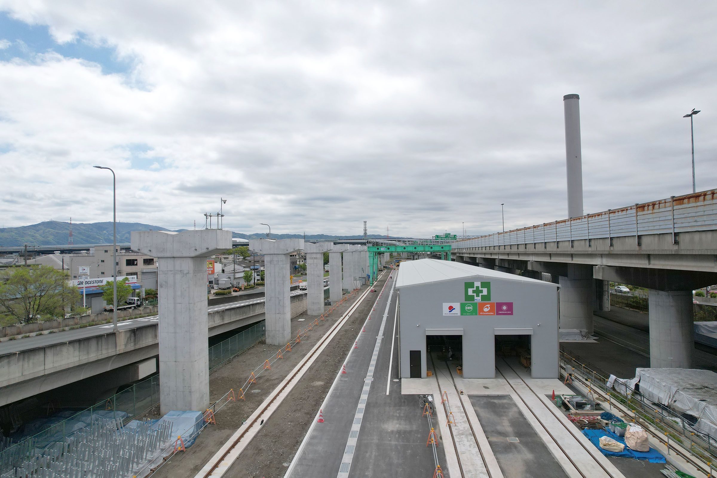 松生町―門真南間（駅名はいずれも仮称）に建設されるPC軌道桁製作工場の現況（提供：大阪モノレール株式会社）