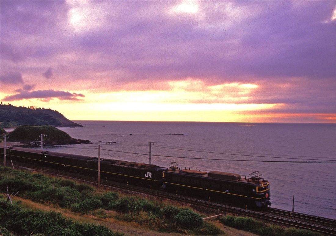 黄昏の信越本線青海川付近を走る「トワイライトエクスプレス」（撮影：南正時）